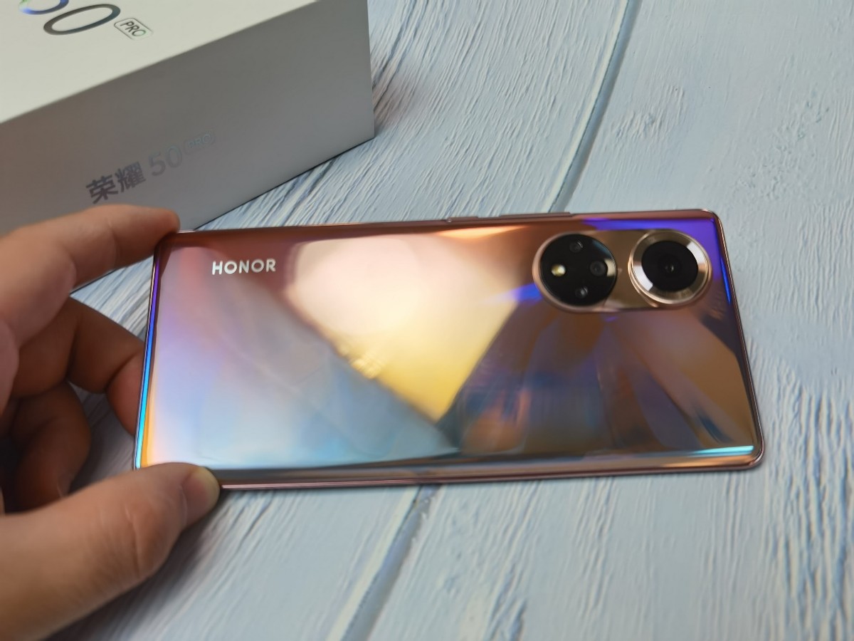 荣耀50系列总共有四种配色:分别是五彩斑斓的亮黑色,墨玉青,夏日琥珀