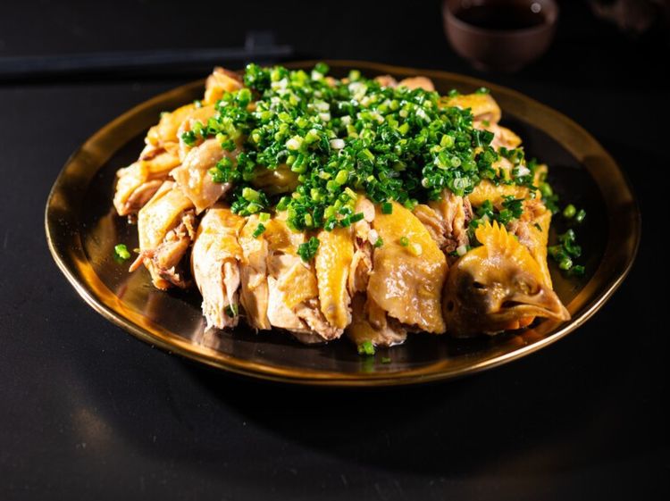 葱油鸡,一道做法简单的广东名菜,葱香十足,鲜嫩多汁又好吃