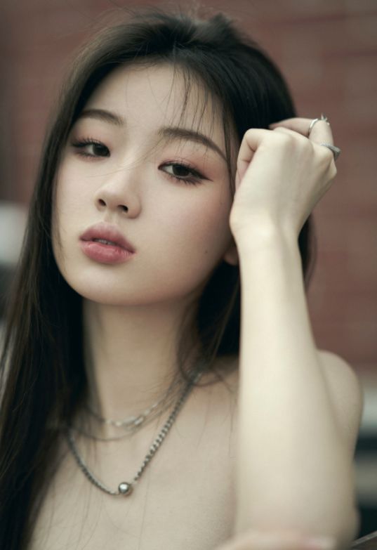 单依纯登爆裂舞台前晒美照穿黑色短裙气场全开