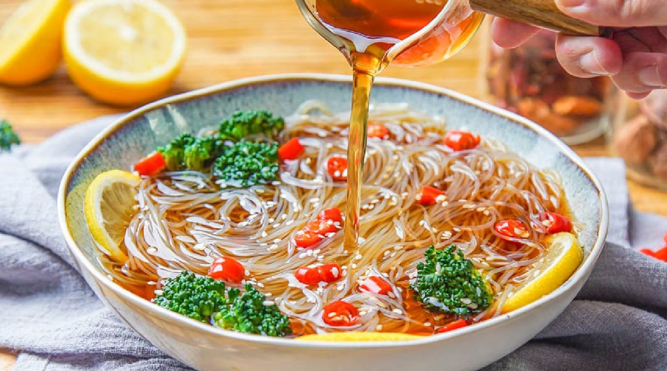 减脂利器:无油捞汁粉丝,酸甜爽滑,低卡低脂,夏季必备营养美味