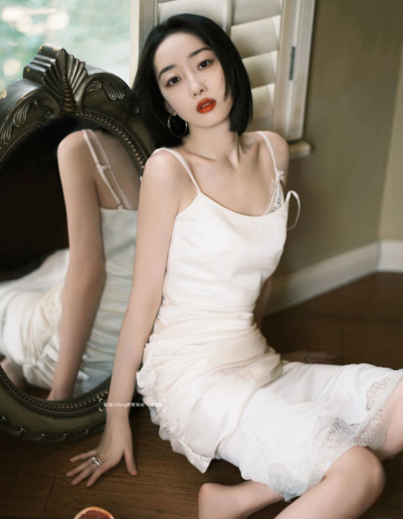 蒋梦婕又秀身材了穿黑色连衣裙性感妩媚挑染短发赚足眼球