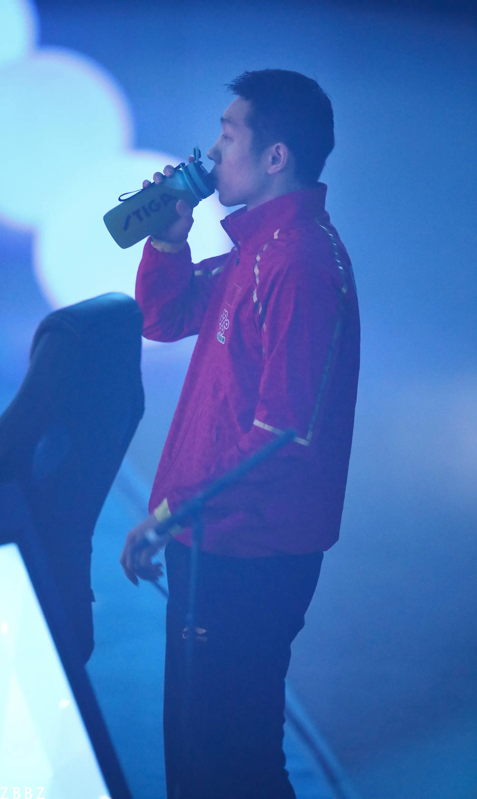 国乒男团浪漫夺冠:马龙暴扣,樊振东逆转,保温杯和冰水的约定__财经