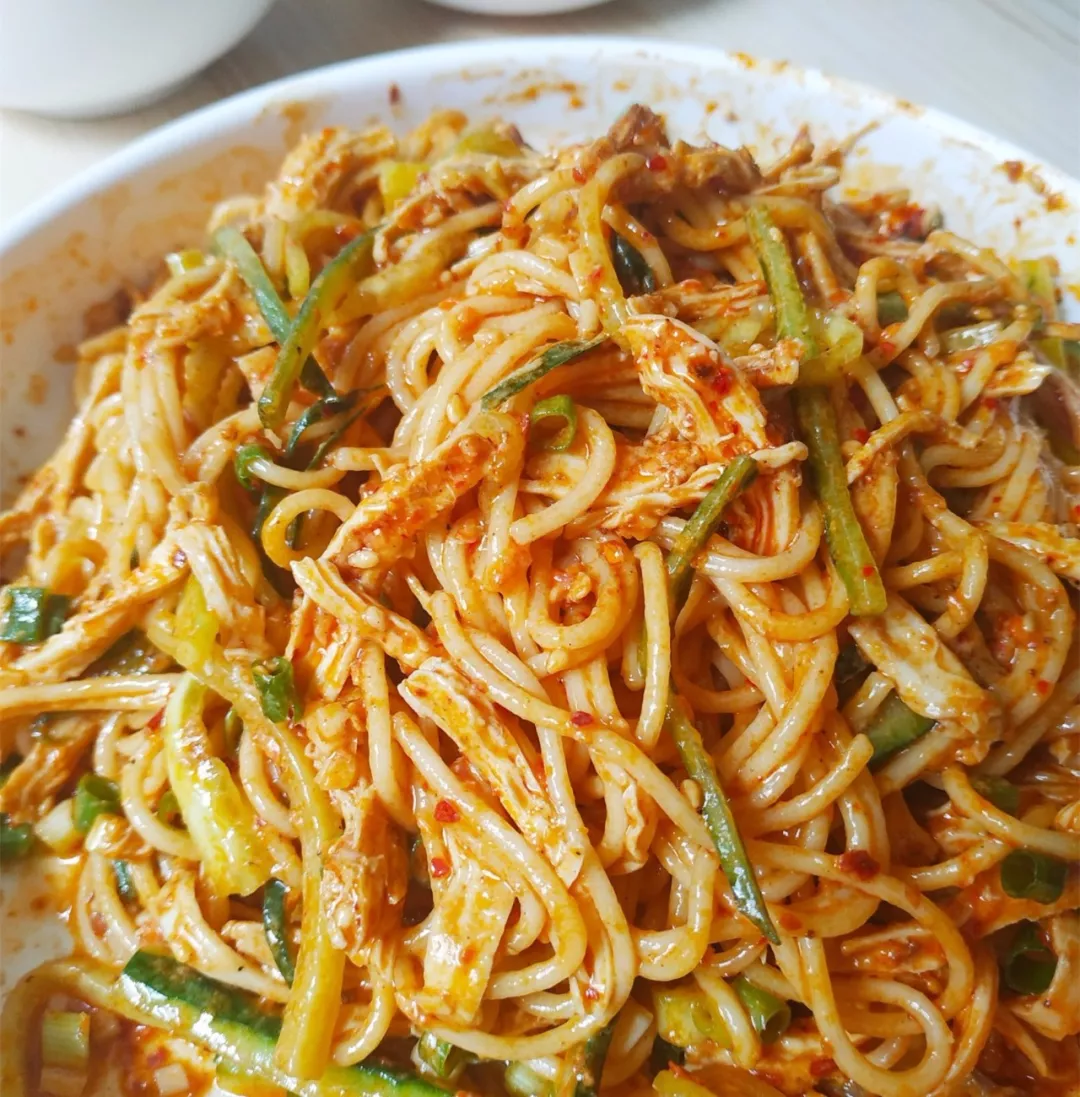 清爽鸡丝凉拌面的做法