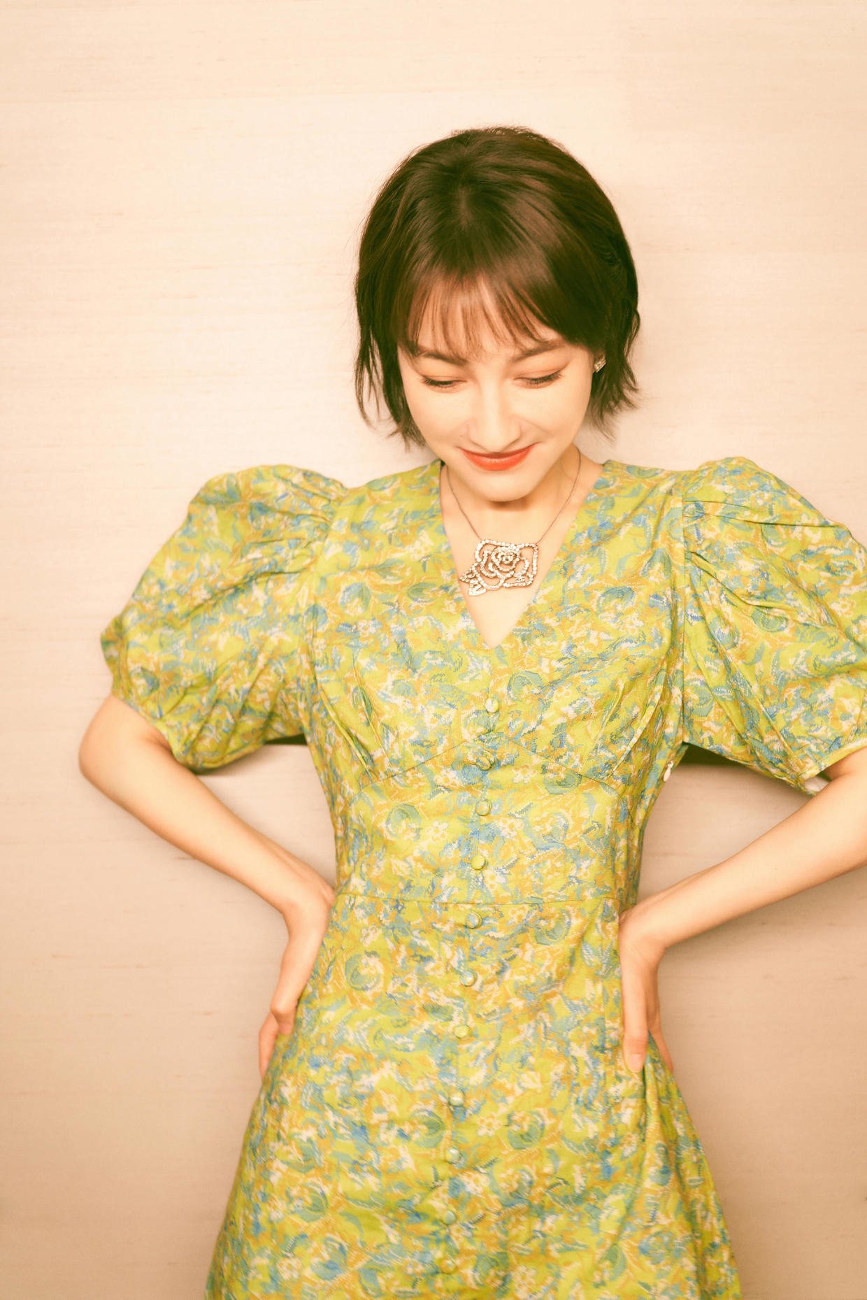 吴昕又美出圈了一袭红色礼服华丽大气张扬高调美得惹眼