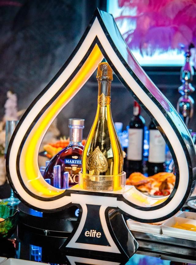 黑桃a黄金黄金香槟是黑桃a香槟酒庄的开山之作,也是所有酒品系列中