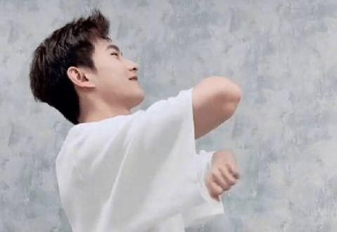 管晨辰为什么袋鼠摇?袋鼠摇手是什么梗什么意思它是体操动作吗