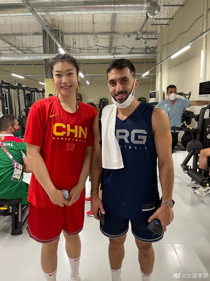 女篮李梦晒合照:苏炳添决赛加油!东契奇人超nice!