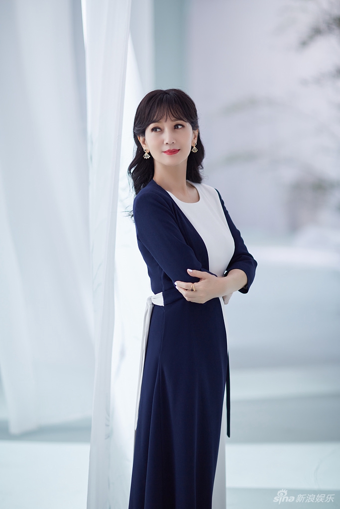 赵雅芝穿蓝白拼接长裙素雅清新氛围感十足