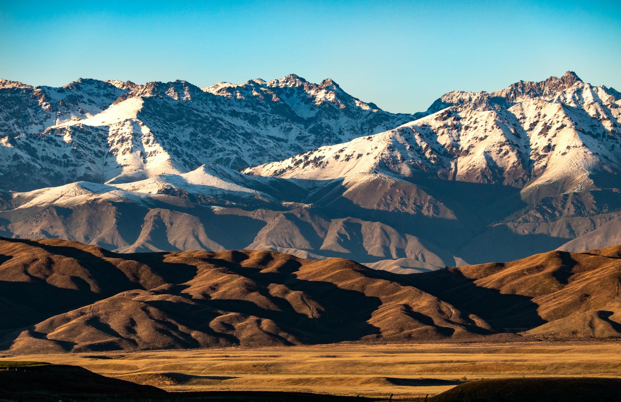 新疆伊犁雪山视觉中国图
