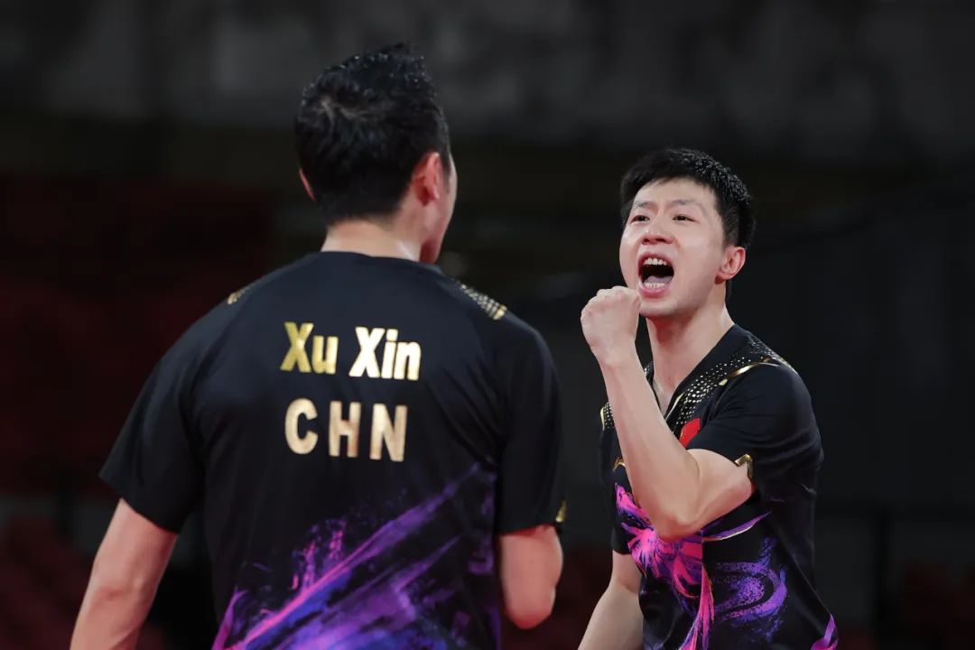 8月6日,中国队选手许昕/马龙(右)在比赛中.新华社记者 王东震 摄