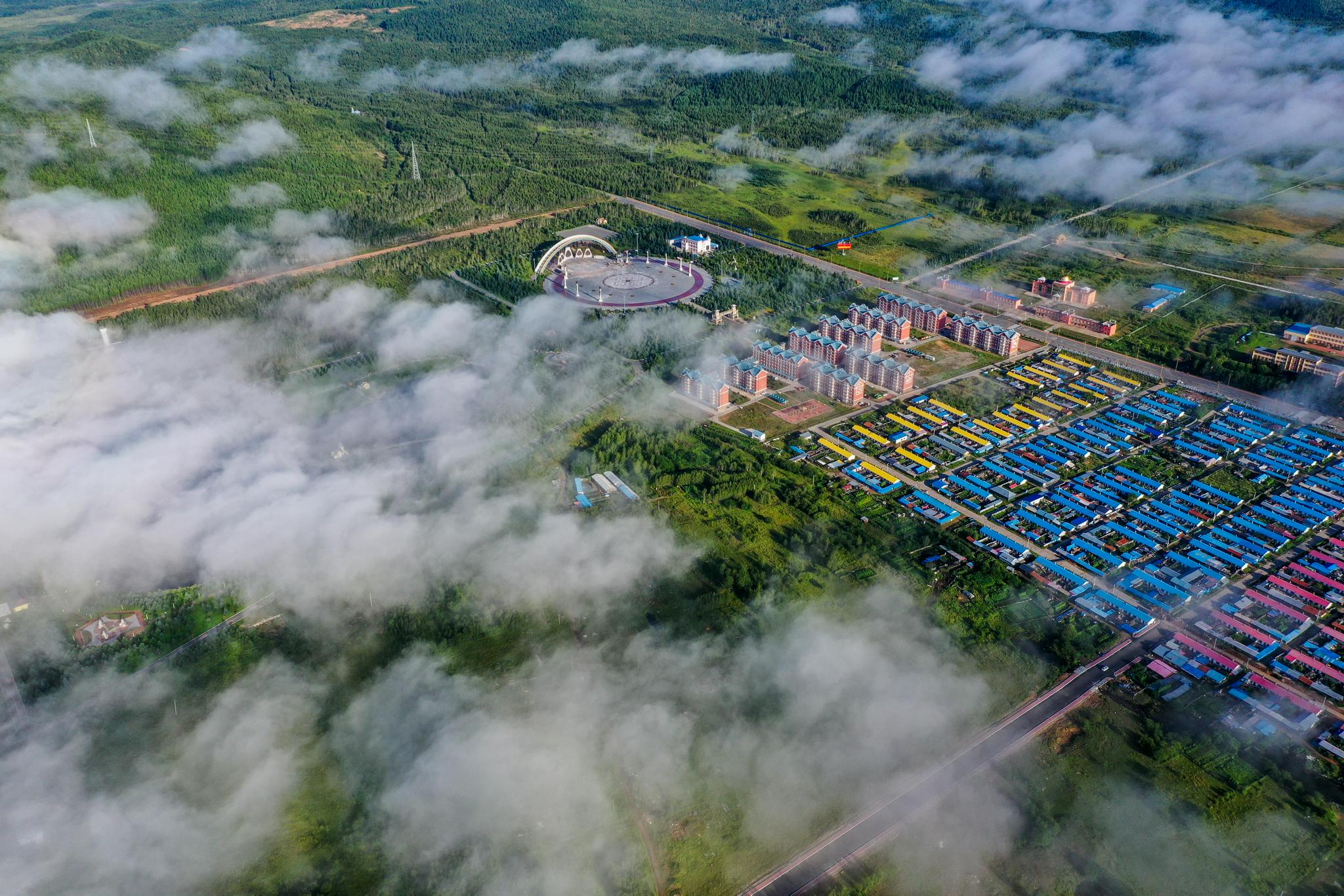 8月6日清晨,山间的平流雾笼罩着鄂伦春自治旗阿里河镇(无人机照片).
