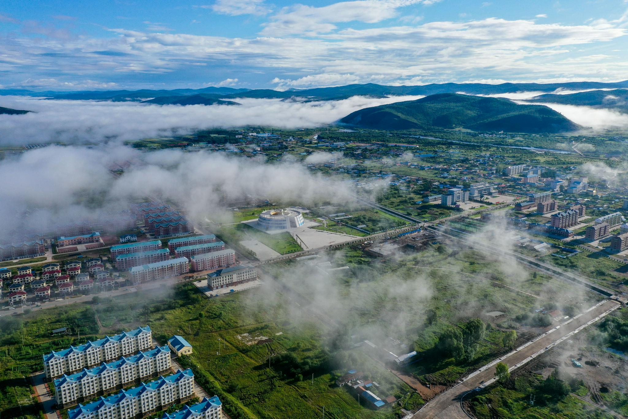 8月6日清晨,山间的平流雾笼罩着鄂伦春自治旗阿里河镇(无人机照片).