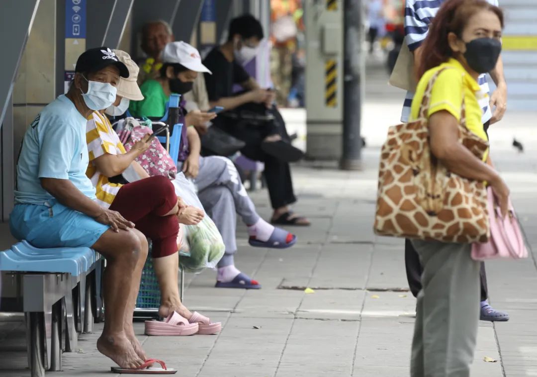 当地时间8月2日，泰国曼谷，戴着口罩的民众在等待公车。/ICphoto