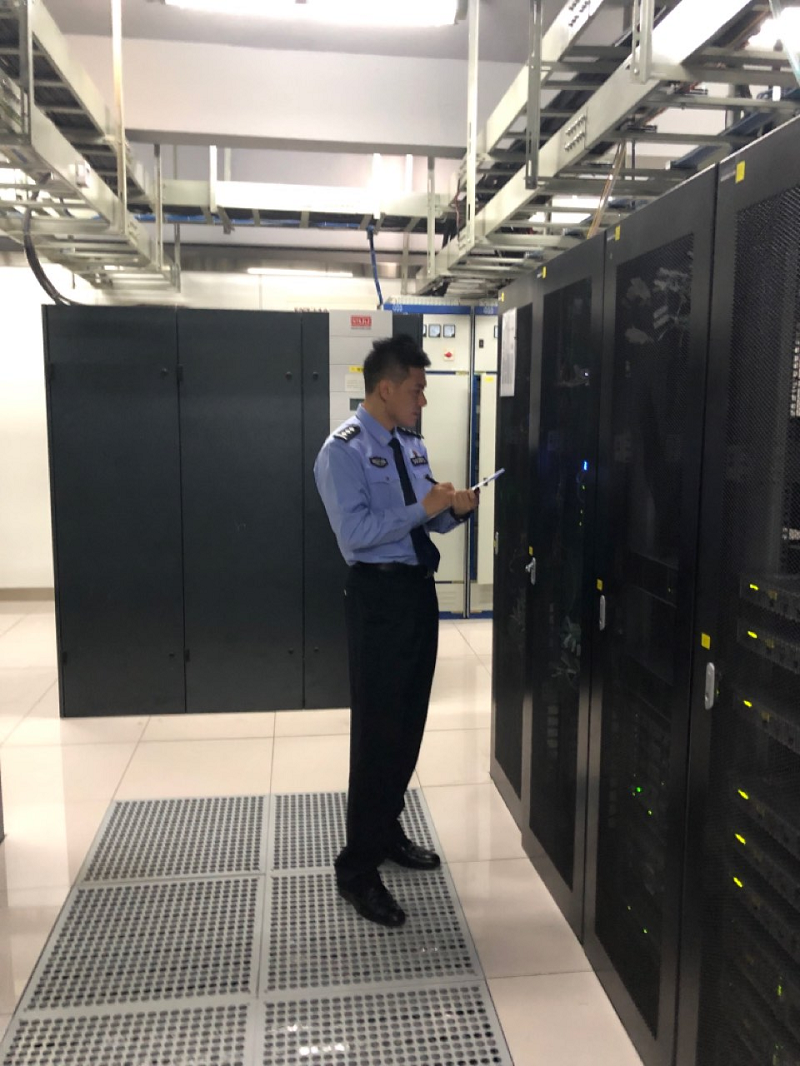 熊倡在他的办公室(央广网发 江北区公安分局供图)