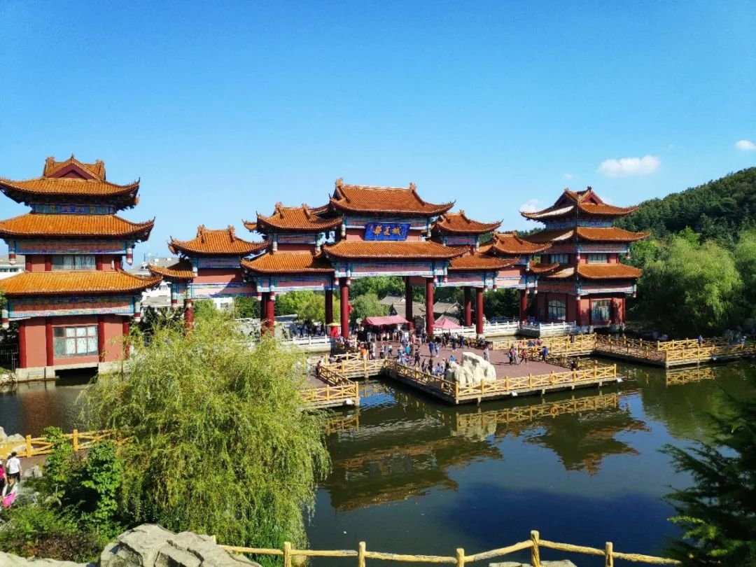 集中展示胶东民俗特色的夏园;有在矿坑里打造的地下工程——威海人民