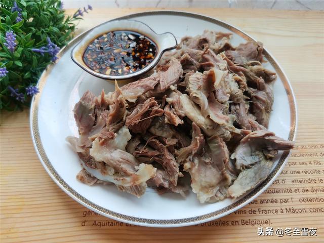 【蒜泥拆骨肉】所需材料:带肉猪骨头2块,大蒜4-5瓣,酱油3-4汤匙,葱1段