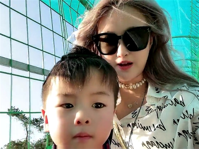 捏着侄子胖嘟嘟的脸一边询问怕不怕,小朋友回答不怕,我们都是大孩子了