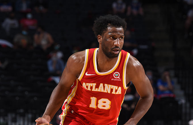 官宣:老鹰和后卫所罗门-希尔完成续约