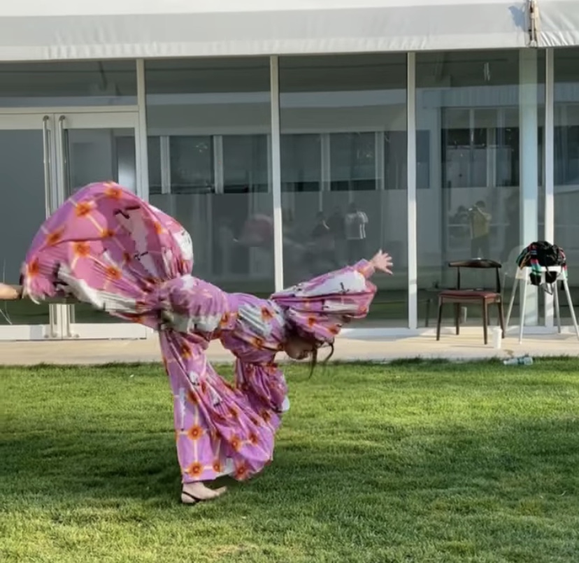 twins合体拍大片姐妹情深 阿sa穿礼服上演侧手翻动作敏捷