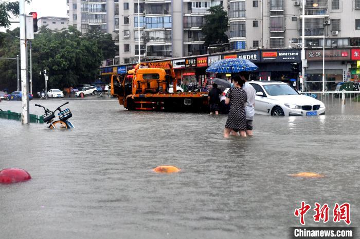 福州持续强降雨致道路内涝