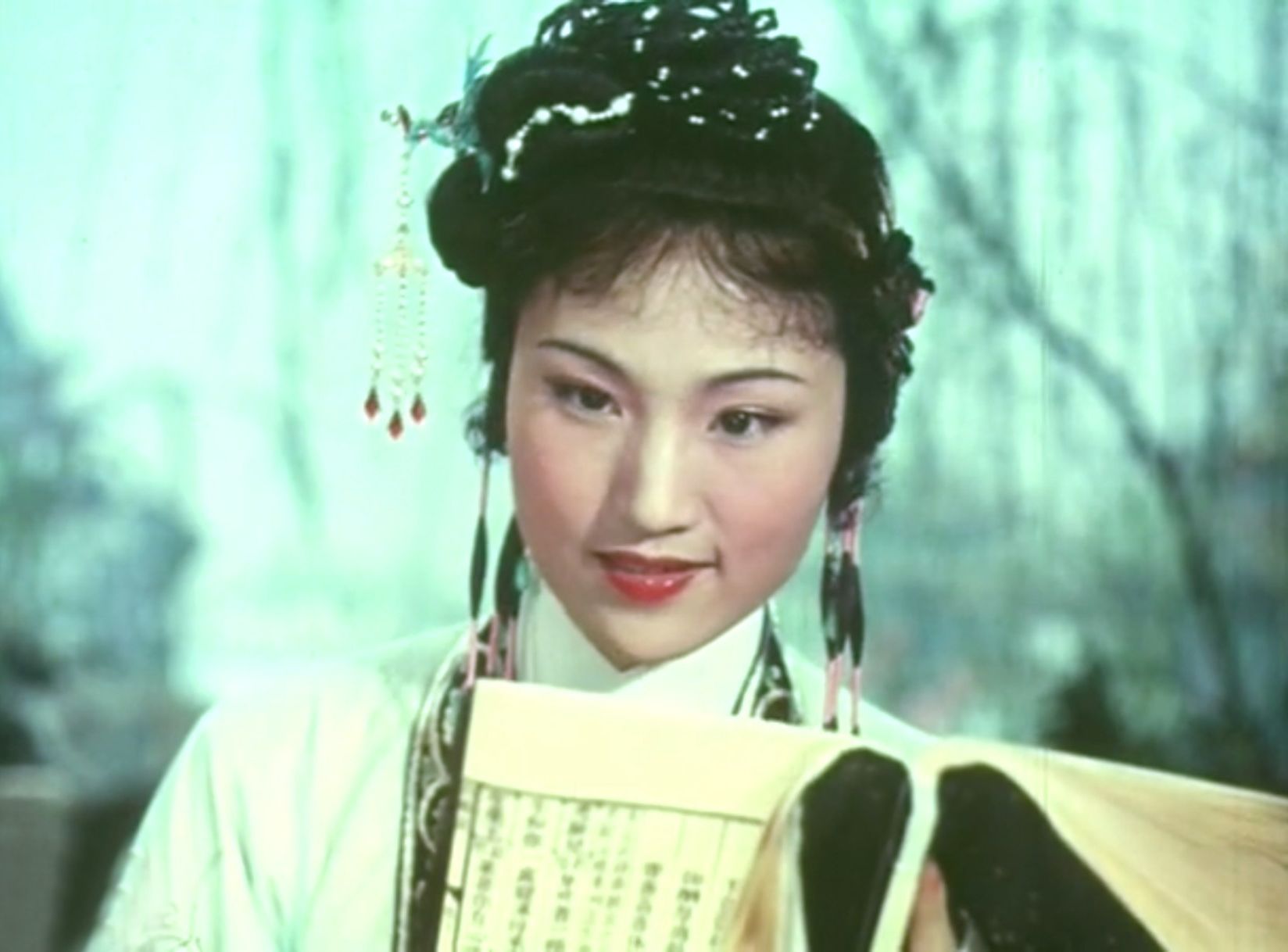 电影中王文娟老师那古典秀丽的眉眼,真就是书中描写的"似蹙非蹙羒烟眉