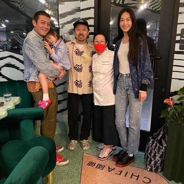 陈冠希一家三口亮相超模老婆秦舒培气场强大4岁女儿穿搭时髦