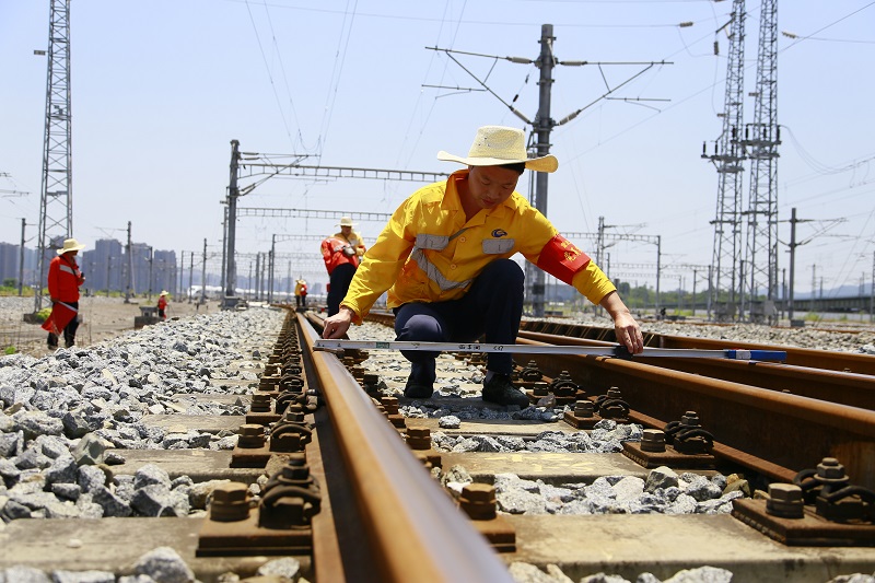 高温下的坚守|铁路线路工每日弯腰巡检400次|动车|铁路|重庆市_新浪新