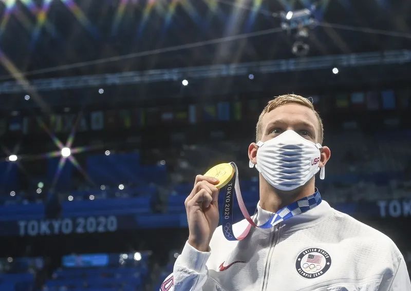 8月1日,美国选手德雷塞尔在游泳50米自由泳决赛颁奖仪式后展示金牌.