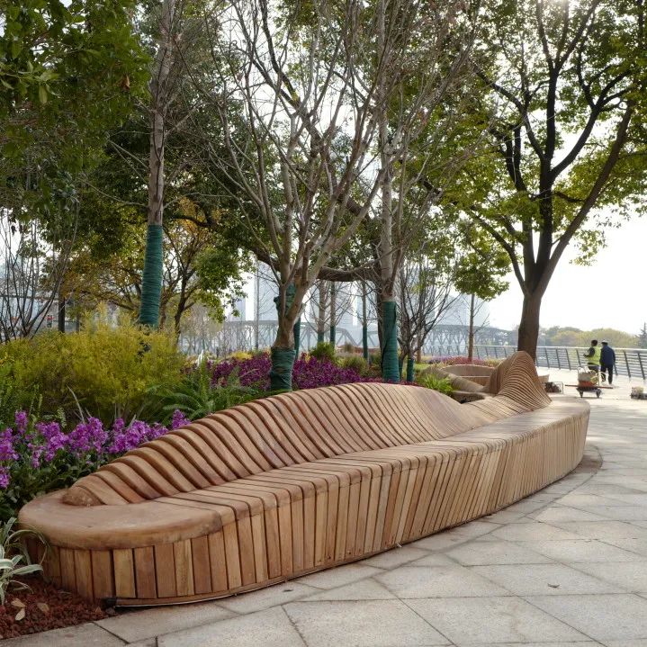 把公共座椅作为城市空间中的景观小品进行整体设计,不破坏城市景观的