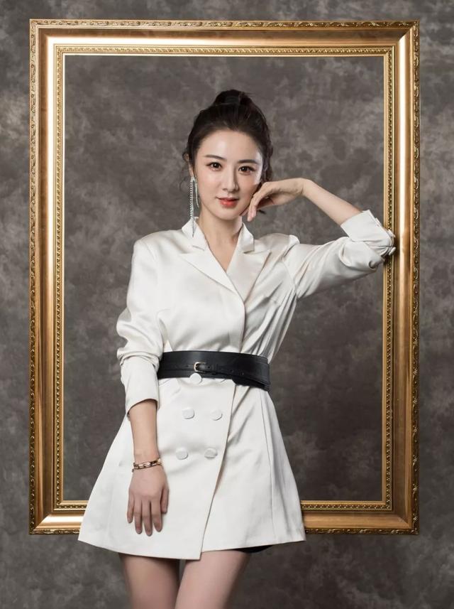 薇娅真不愧是带货女王身穿衬衫搭配高腰短裤细腰长腿抢眼抢镜