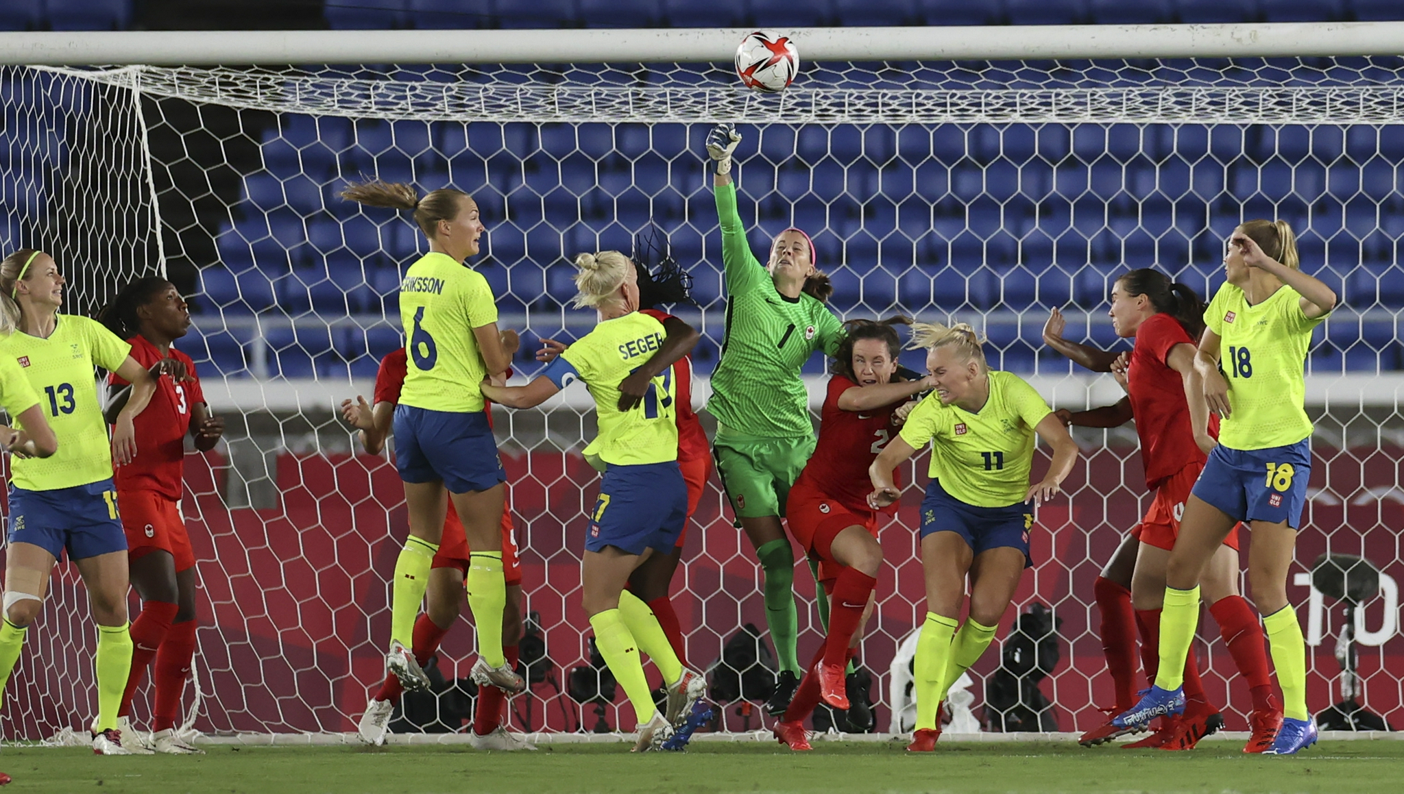 足球——女足决赛:加拿大夺冠