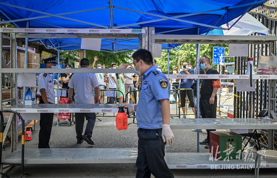 直击封闭管理的国风上观小区:24小时有人值守,快递入内得过两道关