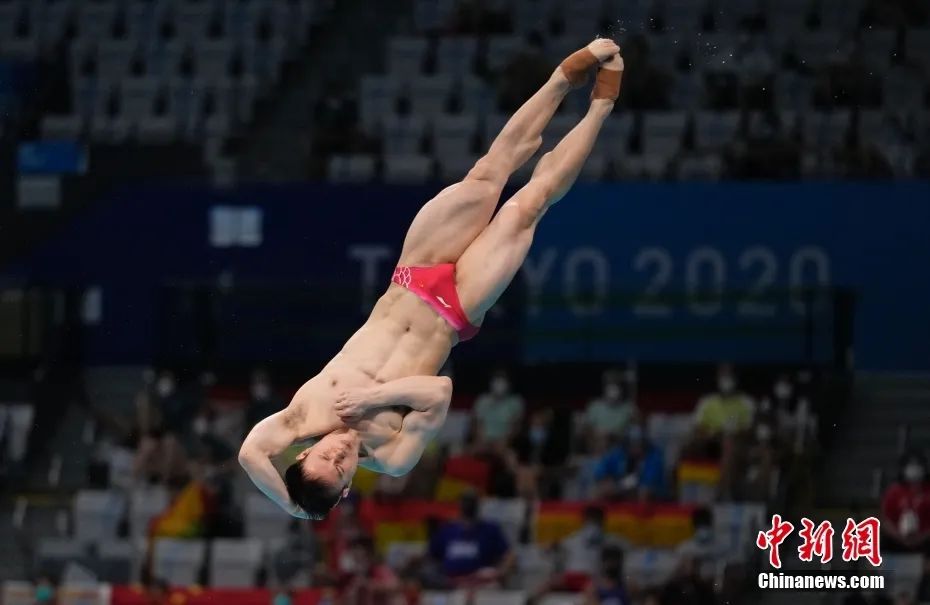 当地时间8月3日，东京奥运会男子单人3米跳板决赛中，中国选手谢思埸首次加冕该项目奥运冠军。中新社记者 杜洋 摄