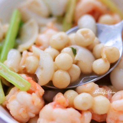 7,再加入虾仁,百合,鸡头米,继续翻炒至虾仁变色,调味即可起锅.