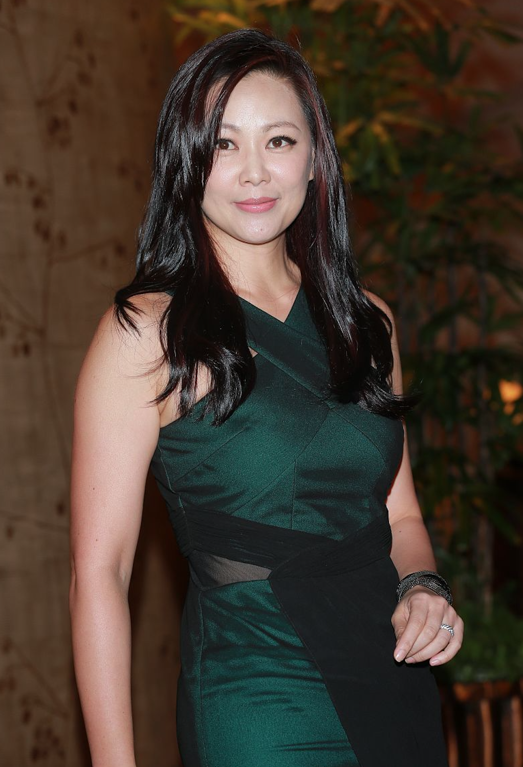 王馨平低调庆祝53岁生日晒与富商丈夫温馨合照结婚20年无子女