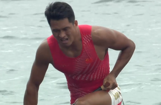 中国硬汉夺银牌后怒吼，指着胸前国旗庆祝，教练大喊：干得漂亮！休闲区蓝鸢梦想 - Www.slyday.coM