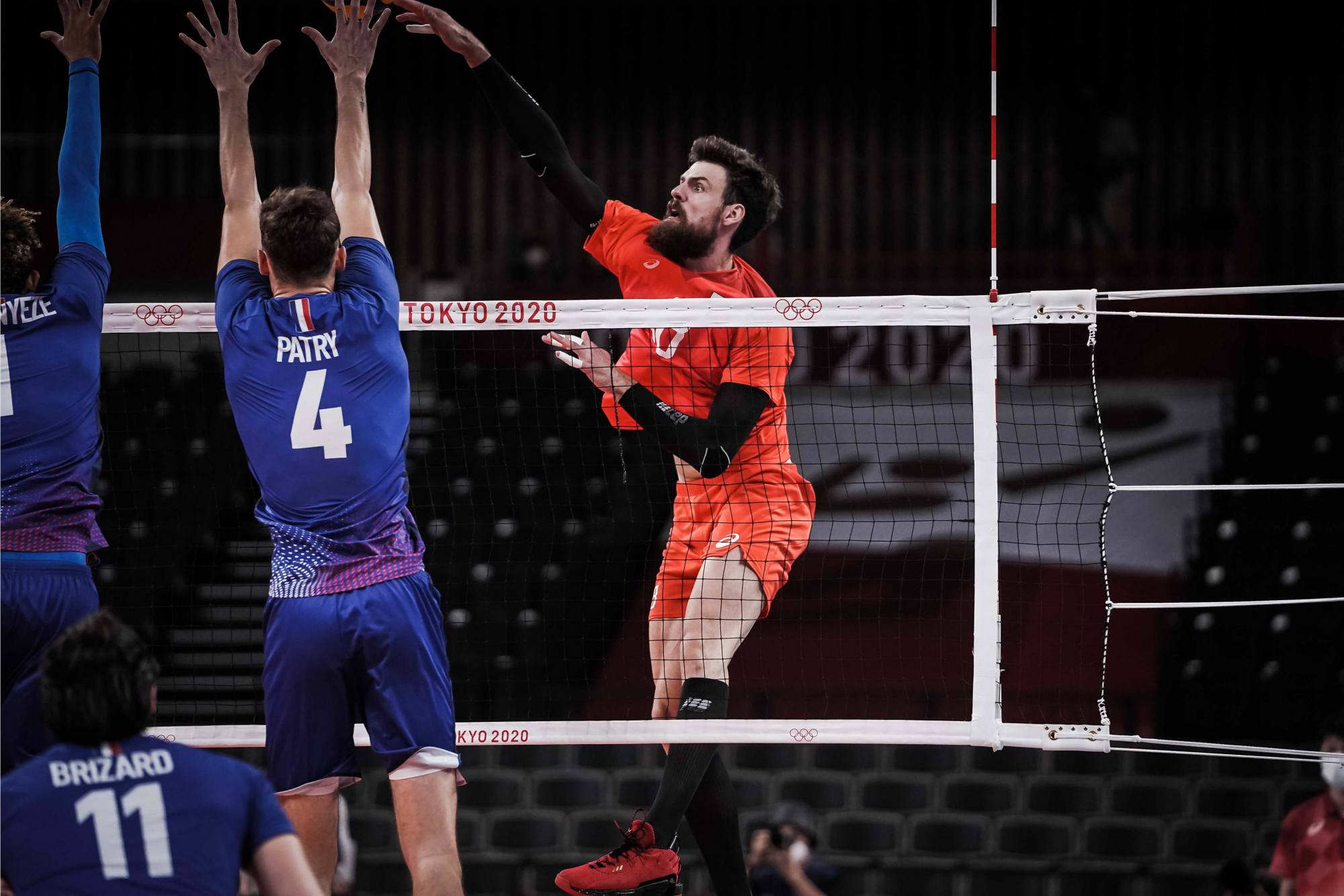 高卢雄鸡一黑到底东京奥运会男排决赛32力克俄罗斯成功登顶