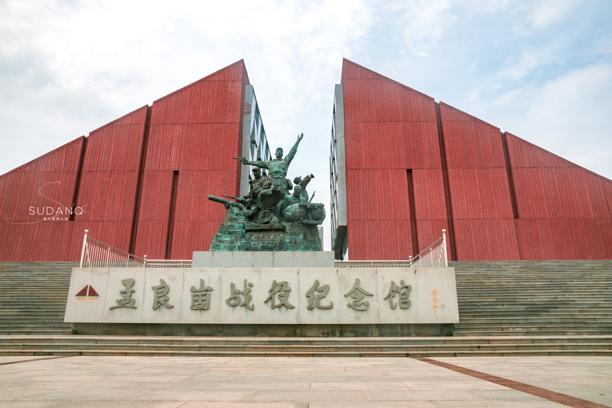 山东沂蒙的这座纪念馆很震撼墙上嵌有194700颗子弹壳令人敬畏