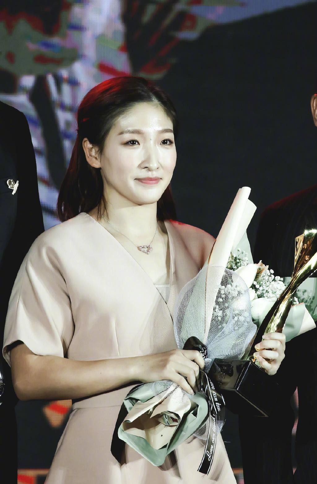 刘诗雯换上礼裙也太甜了30多的年龄穿粉裙配淡妆仍似小姑娘