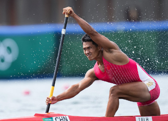 中国硬汉夺银牌后怒吼，指着胸前国旗庆祝，教练大喊：干得漂亮！休闲区蓝鸢梦想 - Www.slyday.coM