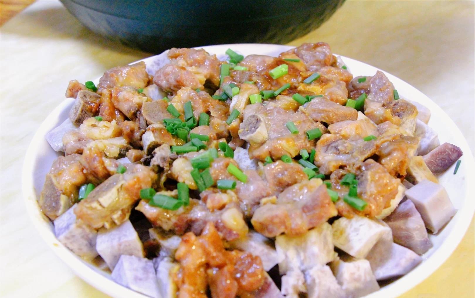 嫩滑软糯的芋头蒸排骨做法简单味道鲜美吃起来口感超棒