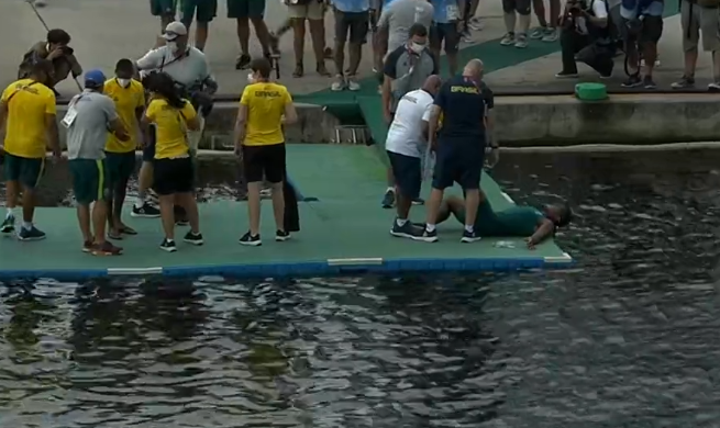 中国硬汉夺银牌后怒吼，指着胸前国旗庆祝，教练大喊：干得漂亮！休闲区蓝鸢梦想 - Www.slyday.coM