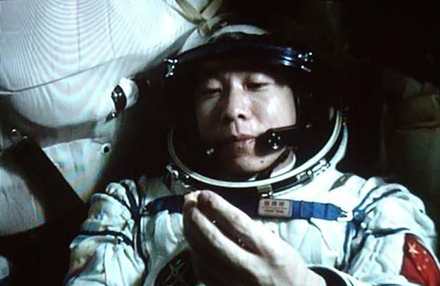 杨利伟曾在太空听到神秘“敲门声”,多年后,谜团终于被揭开