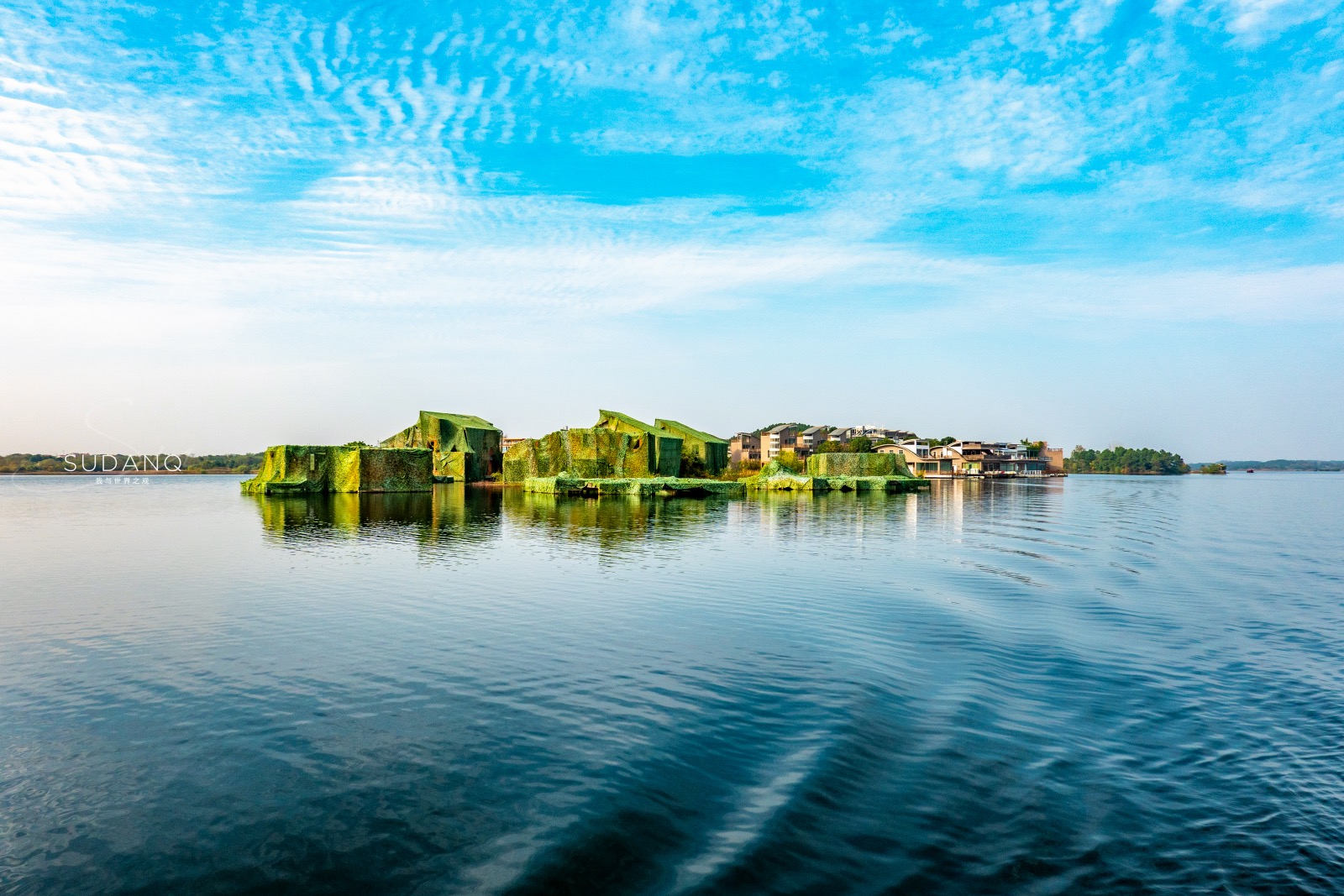武汉木兰湖堪称武汉人的后花园湖上建有两座黄鹤楼