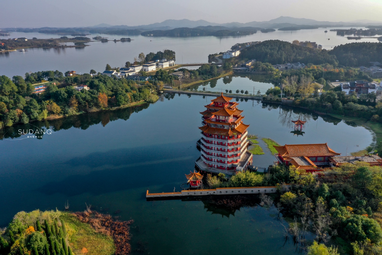 武汉木兰湖堪称武汉人的后花园湖上建有两座黄鹤楼