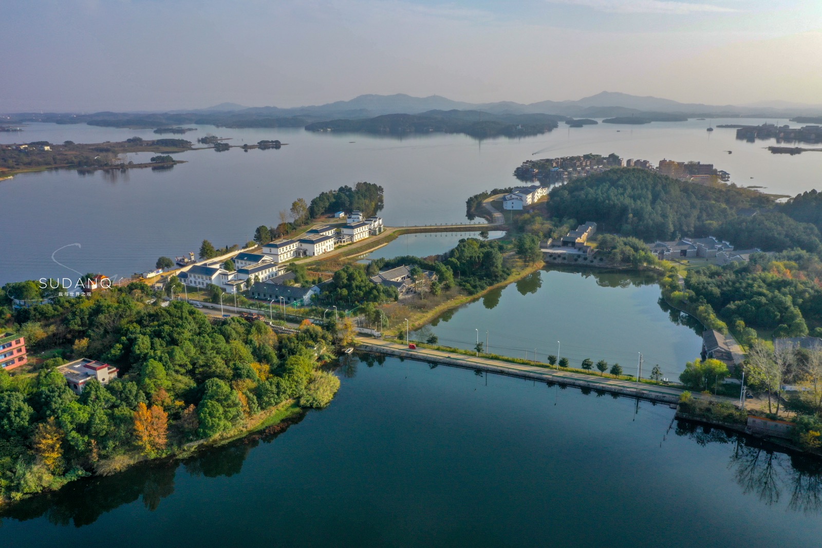 武汉木兰湖堪称武汉人的后花园湖上建有两座黄鹤楼