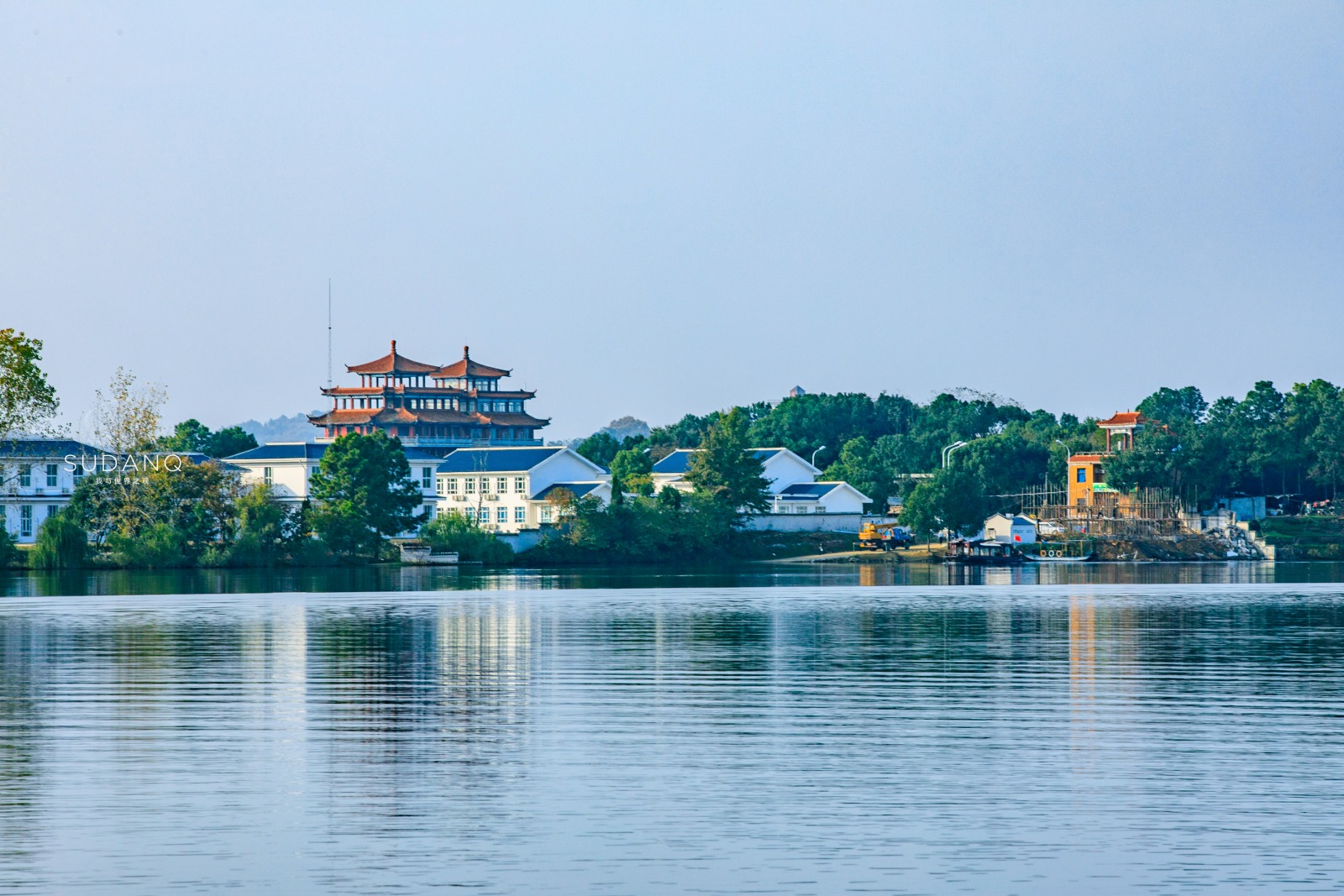 武汉木兰湖堪称武汉人的后花园湖上建有两座黄鹤楼