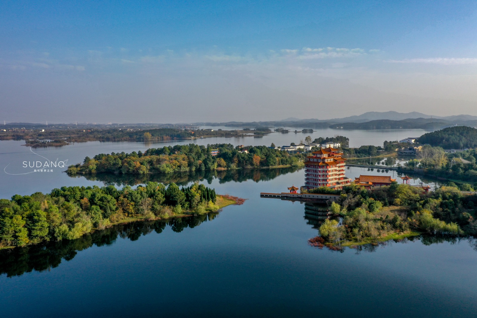 武汉木兰湖堪称武汉人的后花园湖上建有两座黄鹤楼