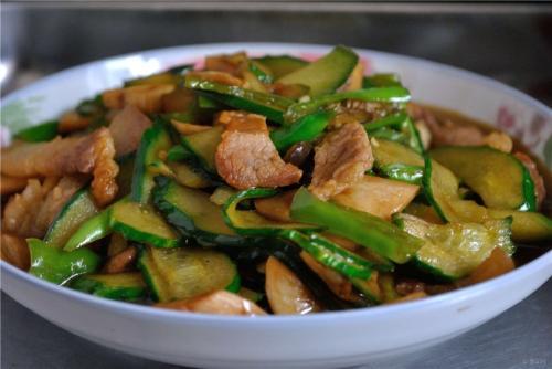 黄瓜炒肉,黄瓜焯水还是直接炒?难怪不好吃,大厨:这么做才对