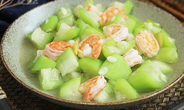 酷暑天小孩容易中暑,多吃清淡菜,爽口解热,帮助消化,营养丰富